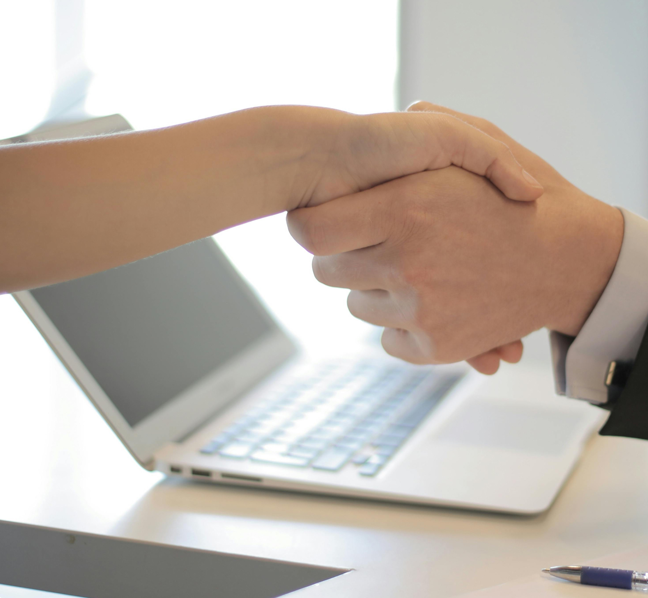 Professionnels dans un couloir moderne